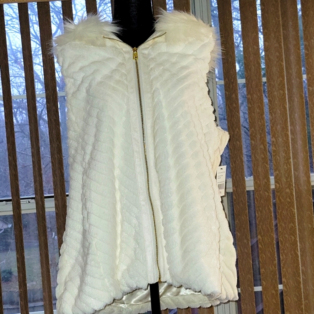 Faux fur ivory jacket lined hooded with pockets lady's.